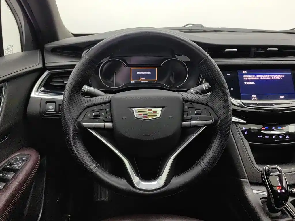Cadillac XT6 — фото 11