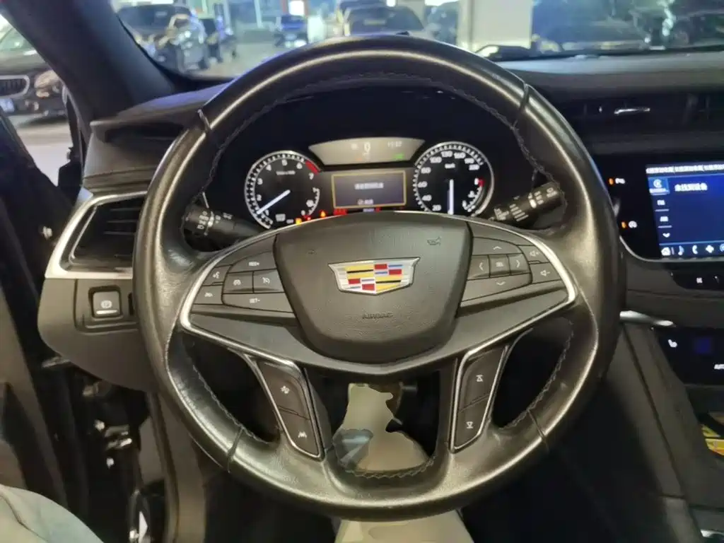 Cadillac XT5 — фото 11