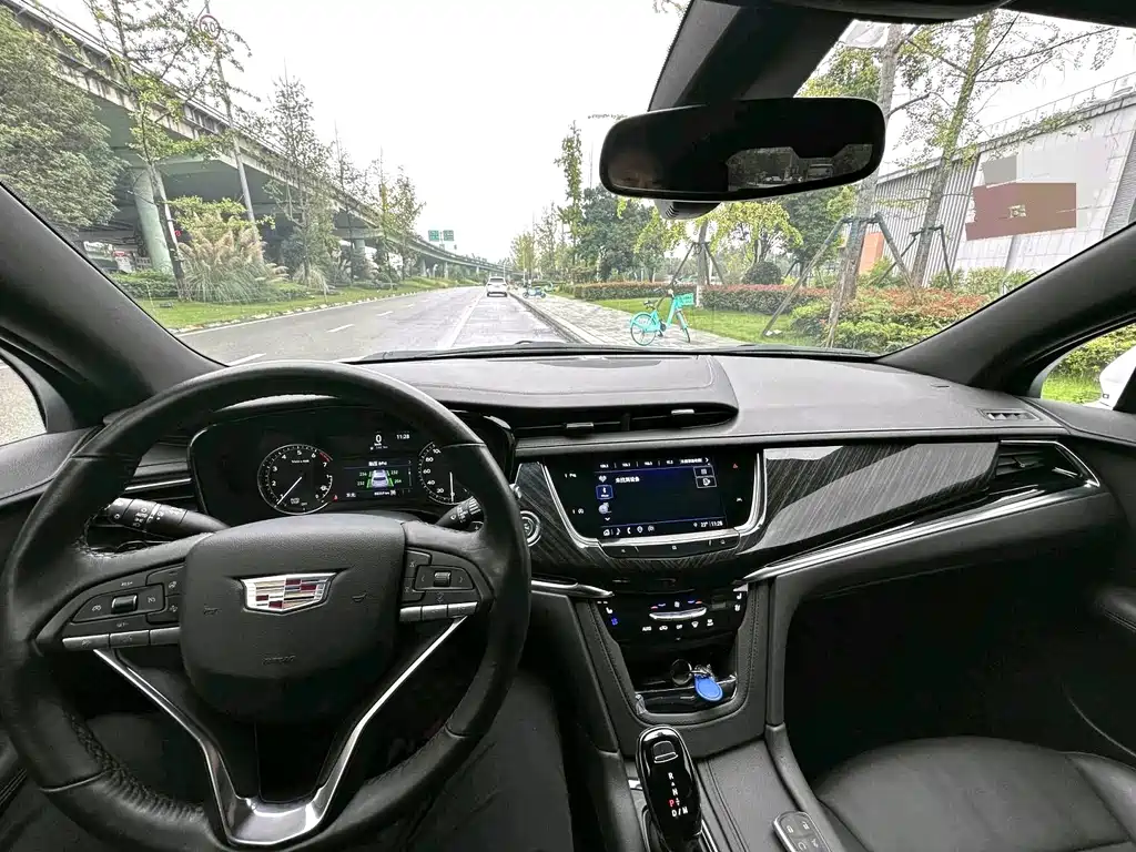 Cadillac XT6 — фото 8