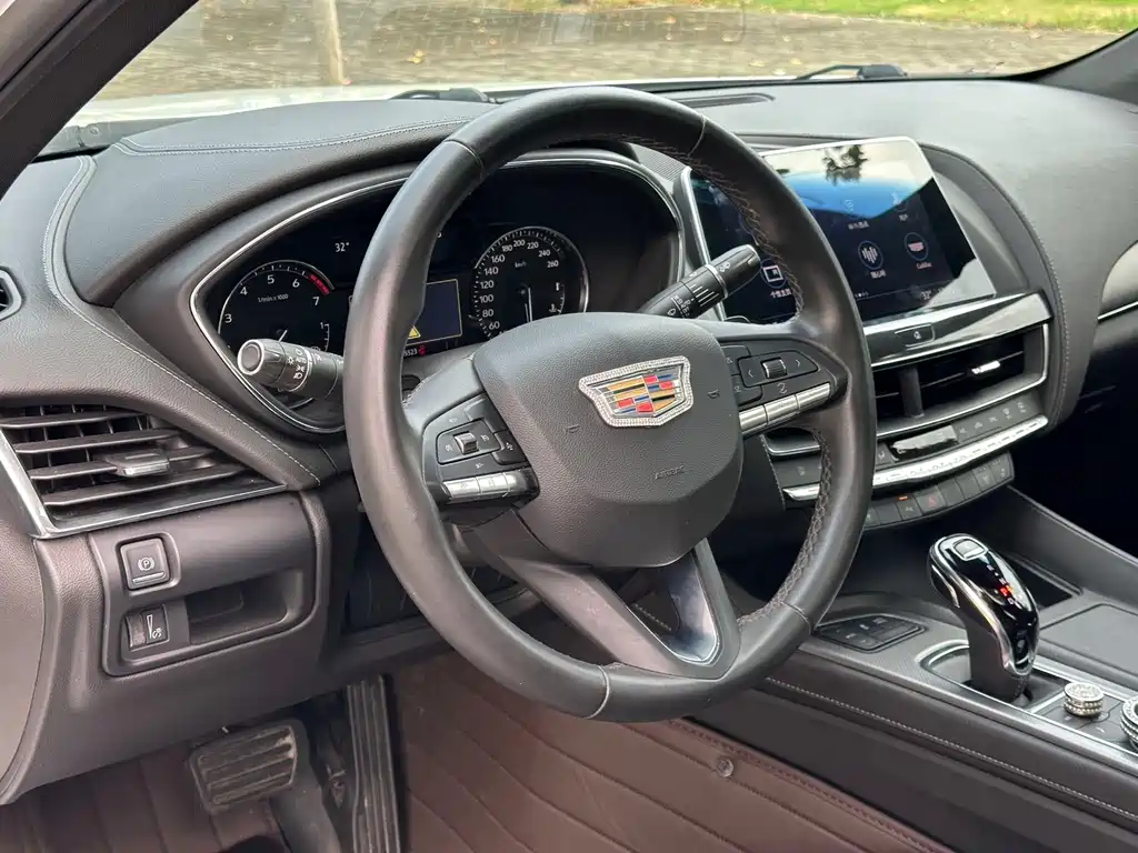 Cadillac CT5 — фото 7