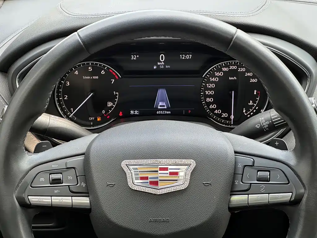 Cadillac CT5 — фото 8