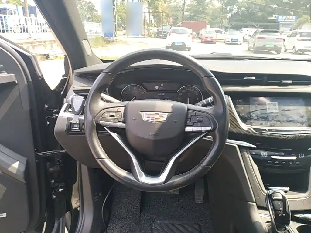 Cadillac XT6 — фото 11