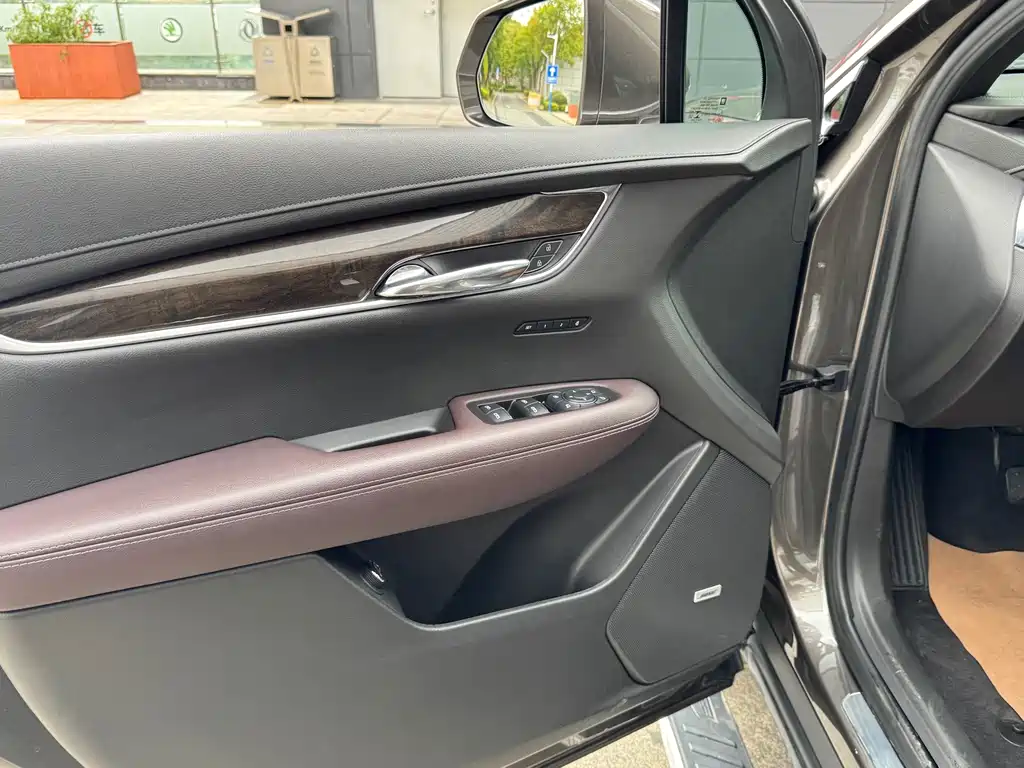 Cadillac XT6 — фото 23