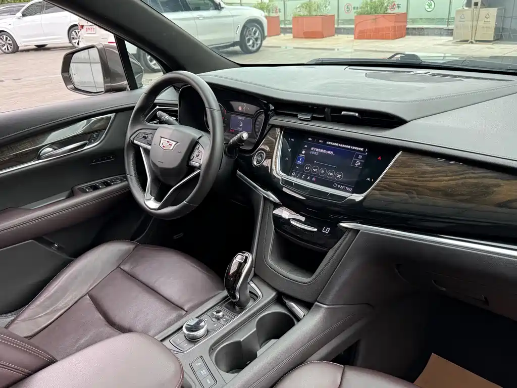 Cadillac XT6 — фото 32