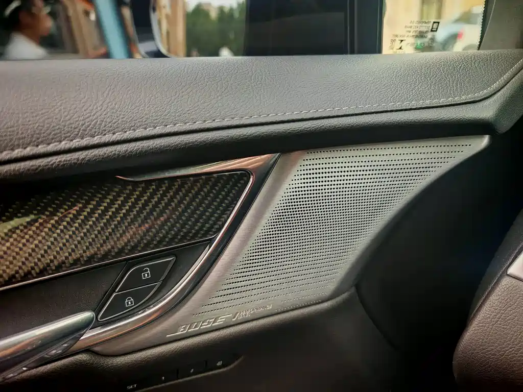 Cadillac XT6 — фото 14