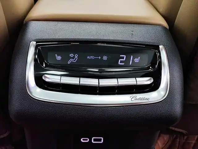 Cadillac XT6 — фото 14