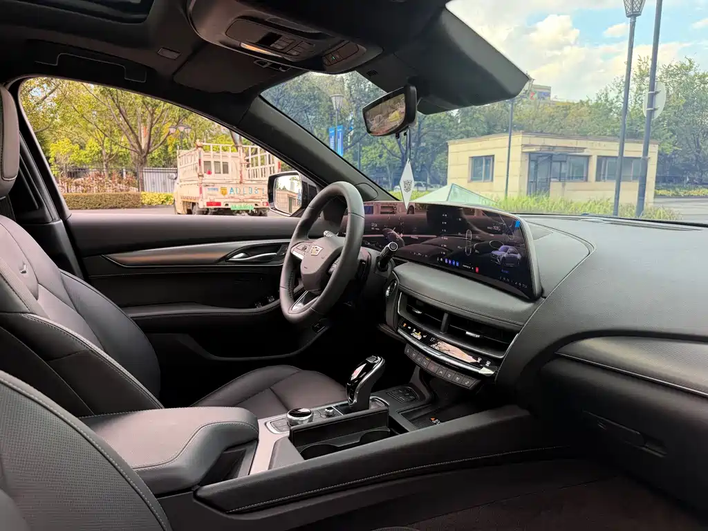 Cadillac CT5 — фото 21
