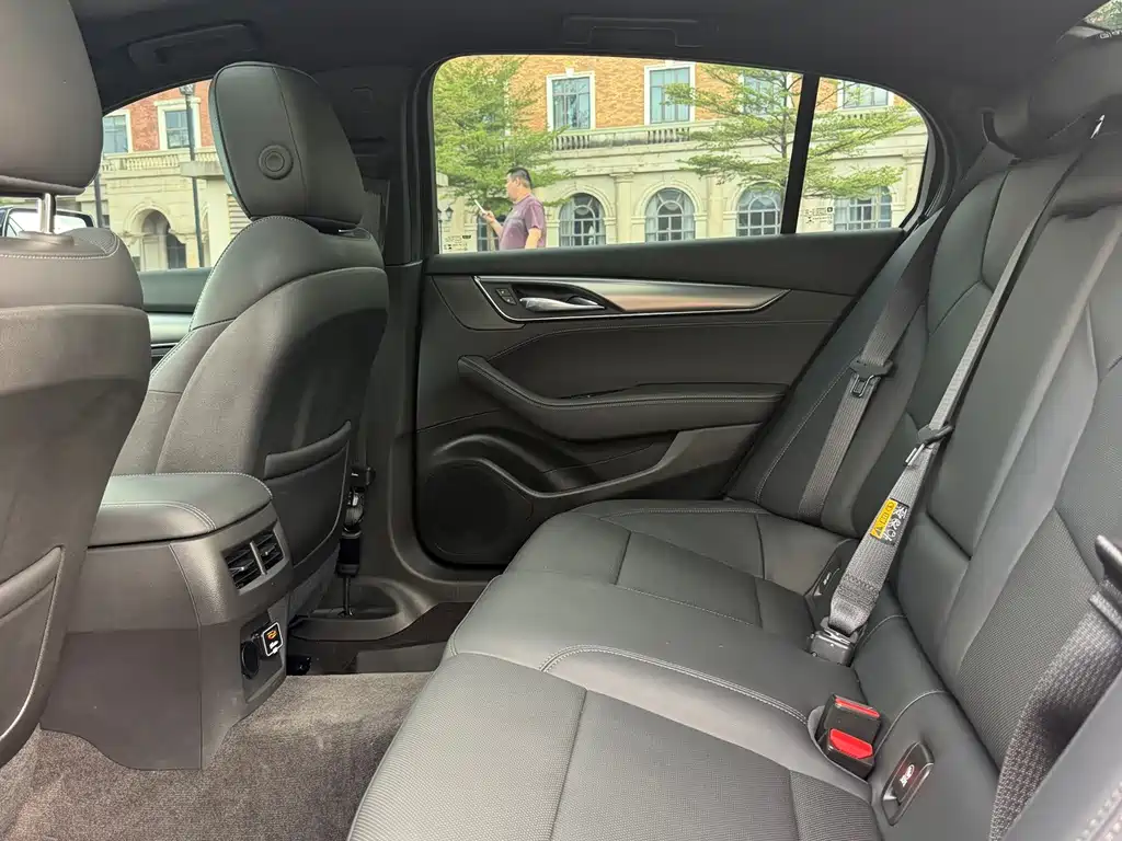Cadillac CT5 — фото 9