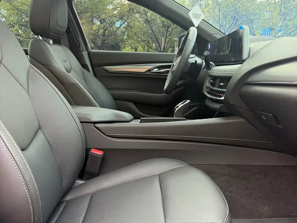 Cadillac CT5 — фото 10