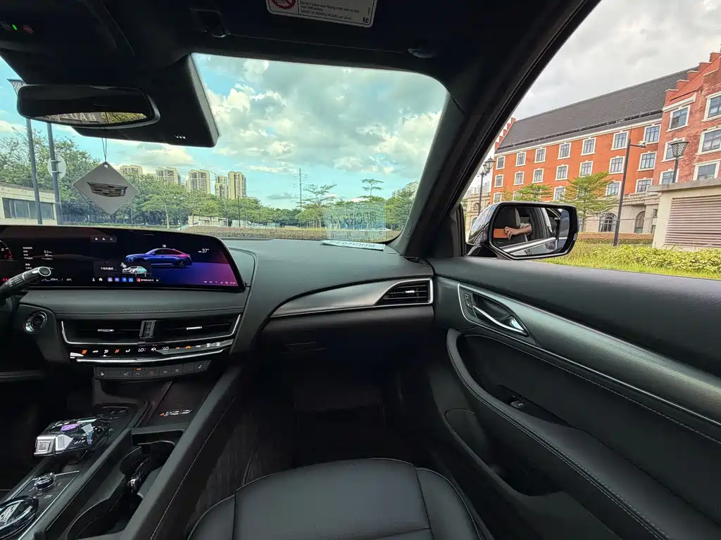 Cadillac CT5 — фото 13