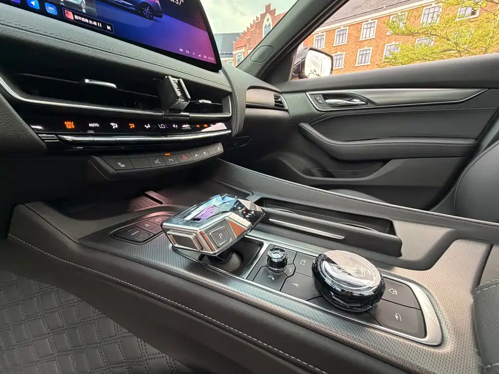 Cadillac CT5 — фото 15