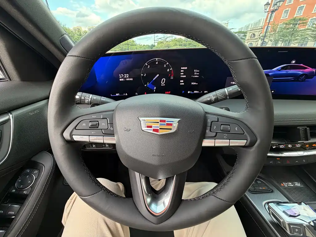 Cadillac CT5 — фото 18