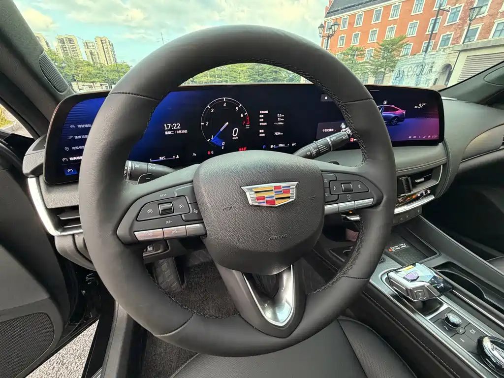 Cadillac CT5 — фото 19