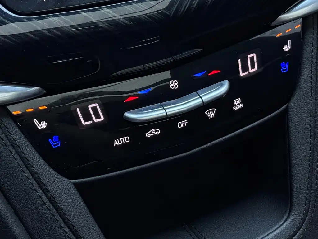 Cadillac XT6 — фото 11