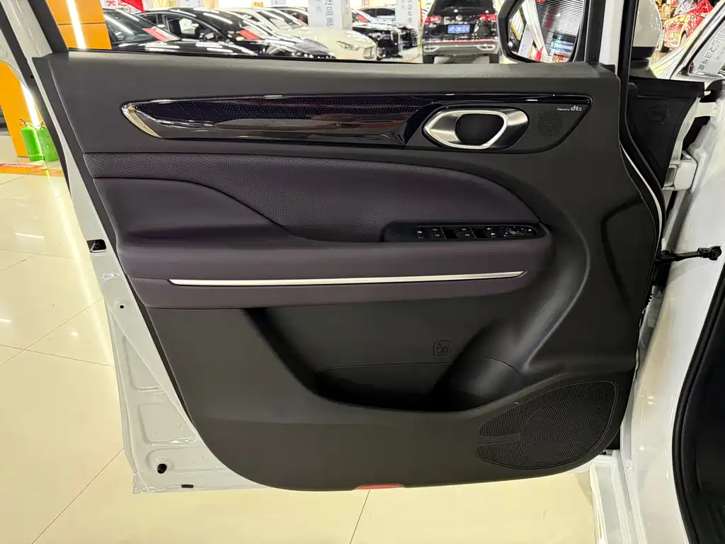 GAC Motor Trumpchi M6 — фото 21