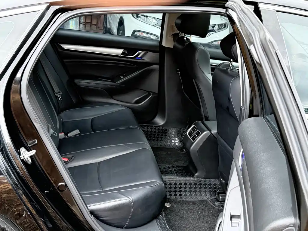 Honda Accord — фото 10