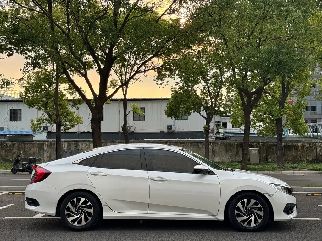 Honda Civic — фото 8