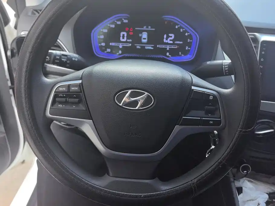 Hyundai Verna — фото 15
