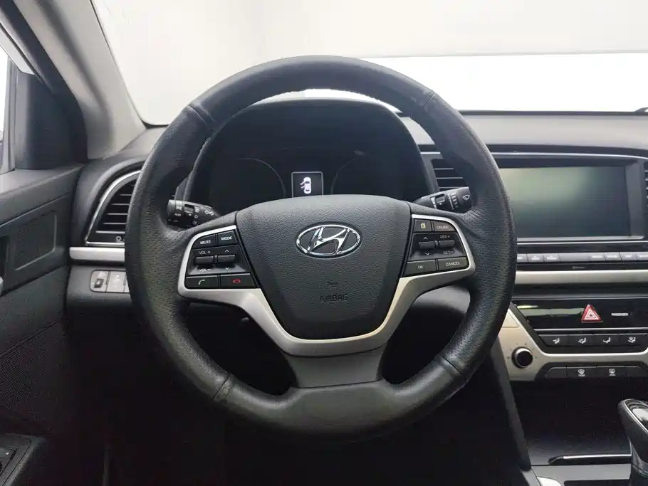 Hyundai Elantra — фото 15