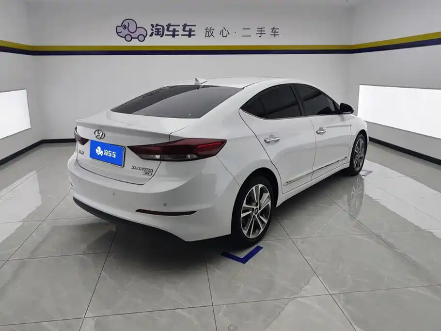 Hyundai Elantra — фото 3