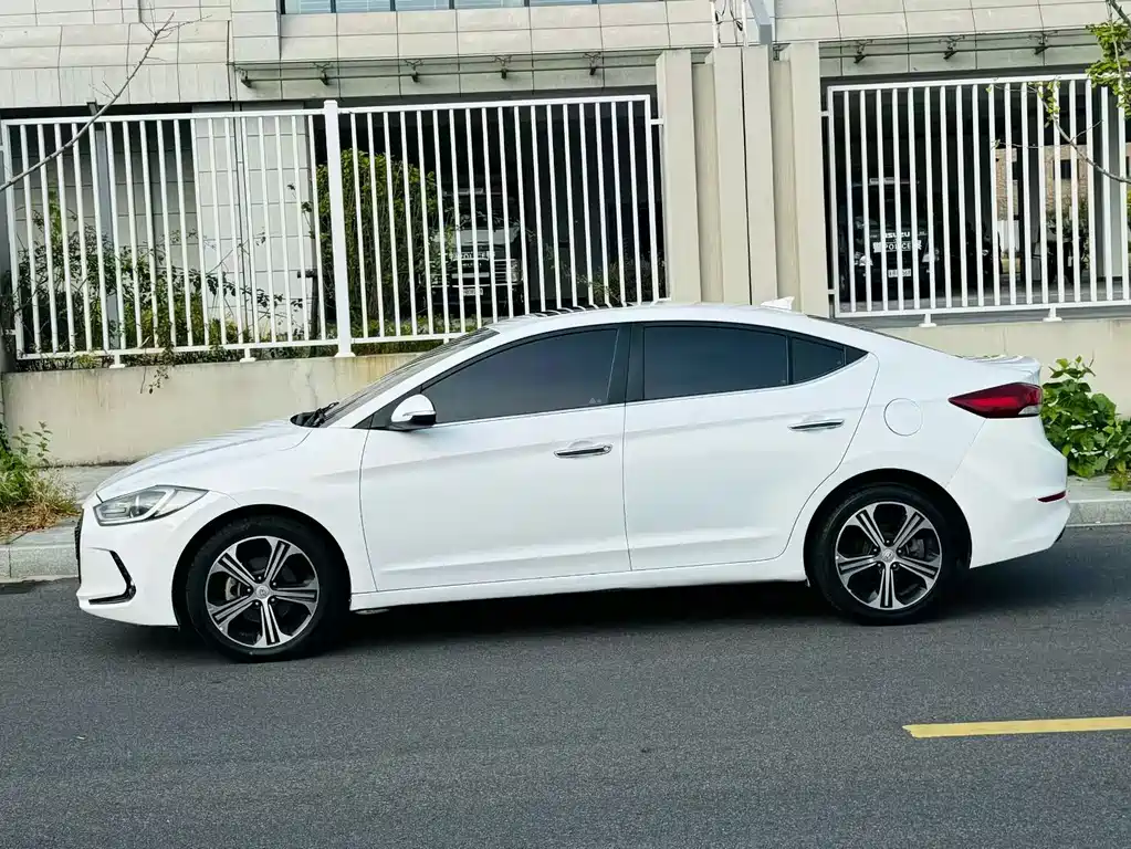 Hyundai Elantra — фото 2