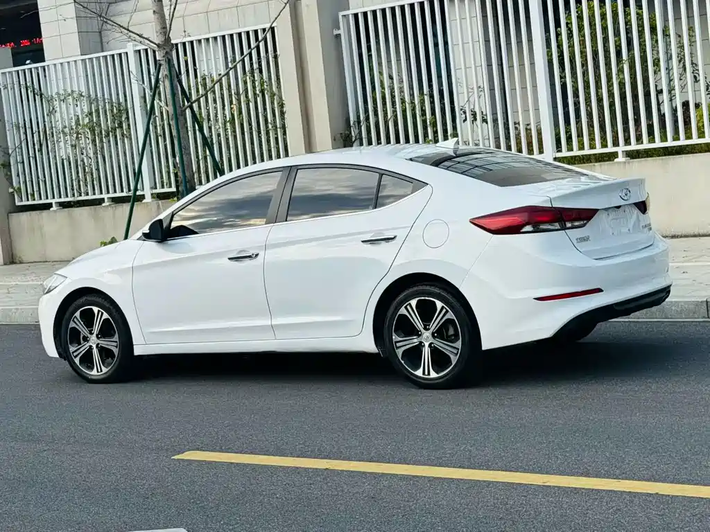 Hyundai Elantra — фото 3