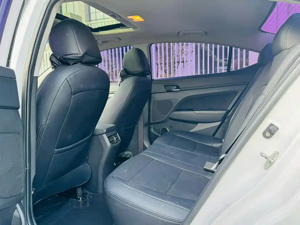 Hyundai Elantra — фото 6