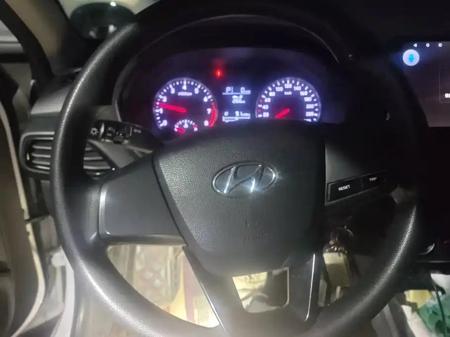 Hyundai Elantra — фото 15