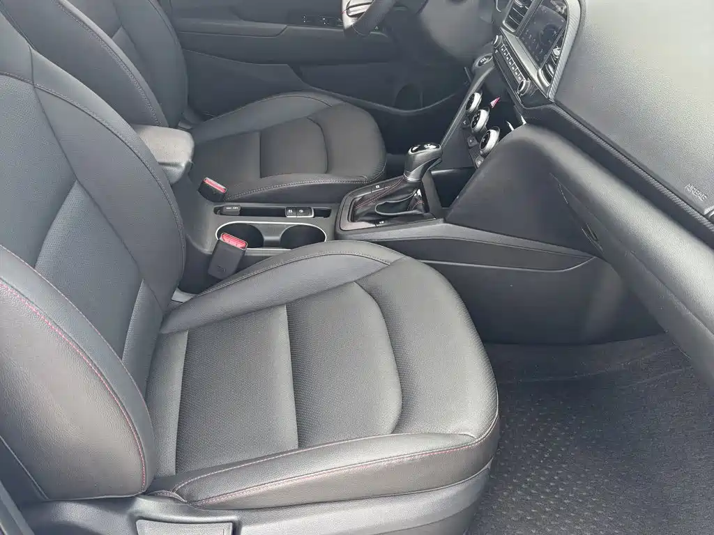 Hyundai Elantra — фото 13