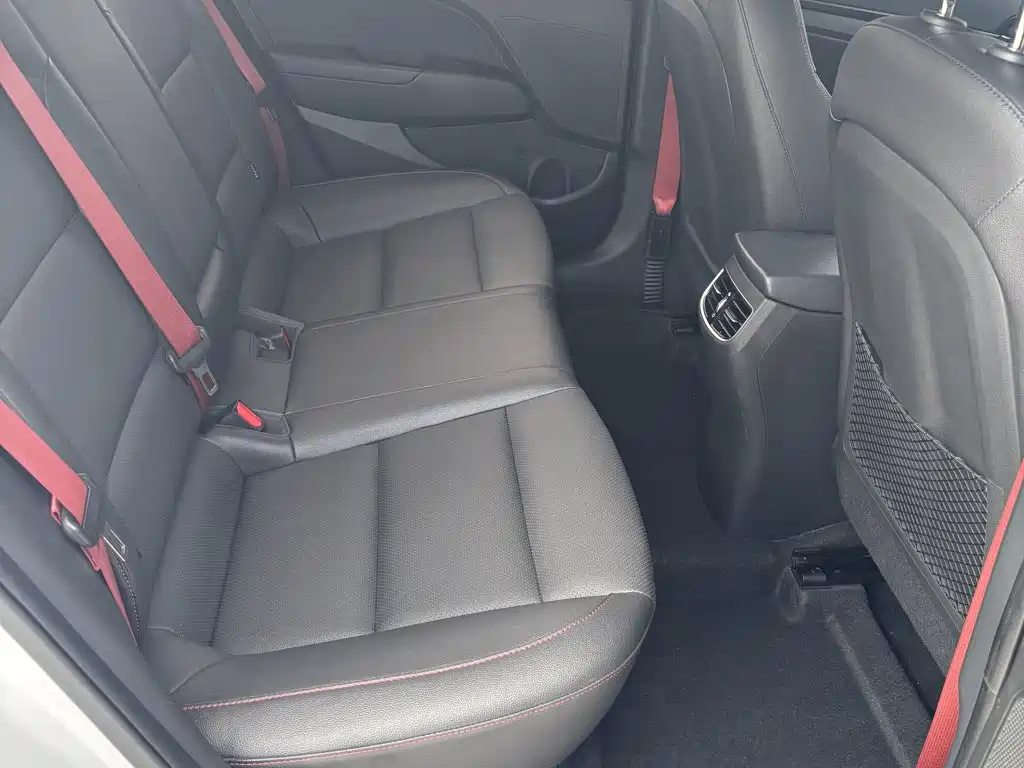 Hyundai Elantra — фото 14