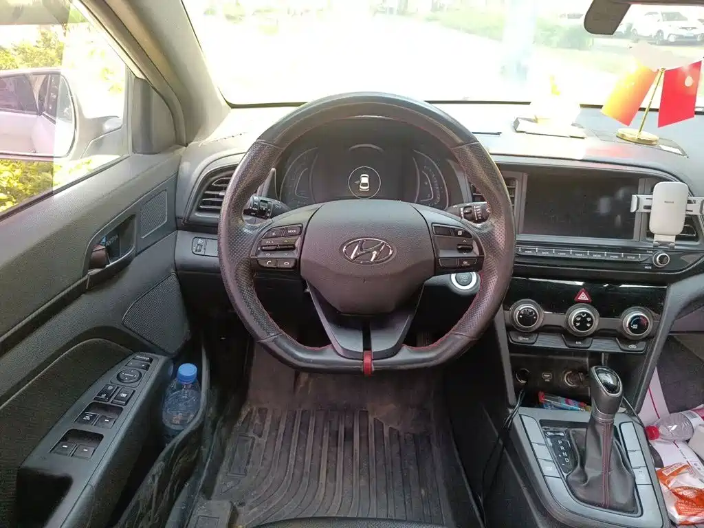 Hyundai Elantra — фото 3