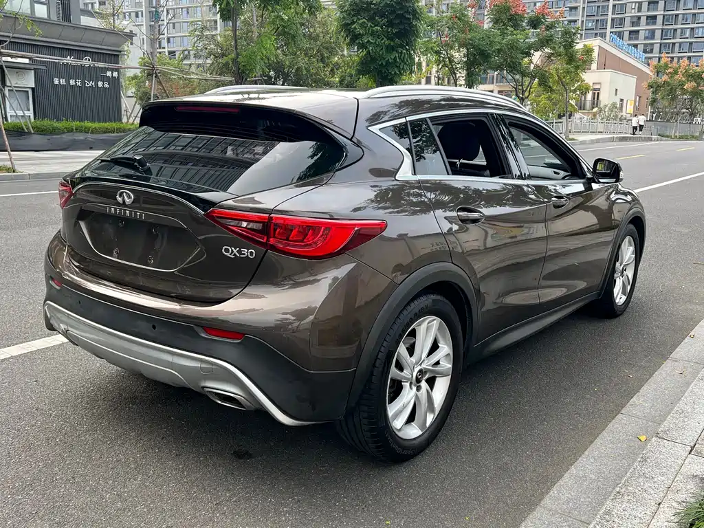 Infiniti QX30 — фото 11