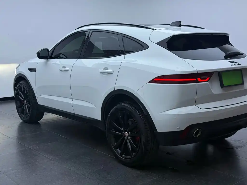 Jaguar E-PACE — фото 11