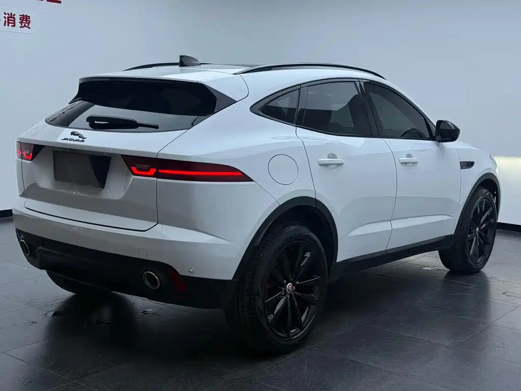 Jaguar E-PACE — фото 13