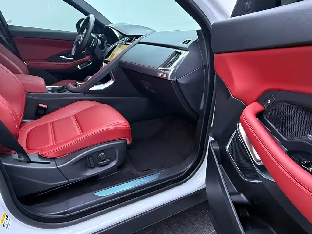 Jaguar E-PACE — фото 6