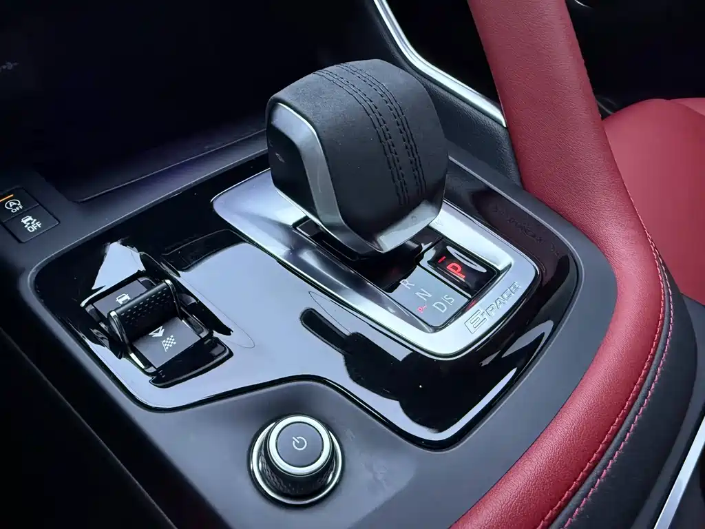 Jaguar E-PACE — фото 10