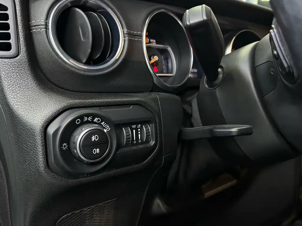 Jeep Wrangler — фото 11
