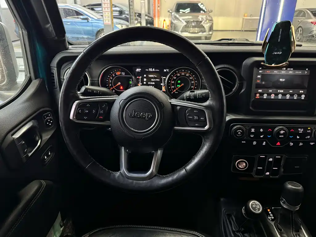 Jeep Wrangler — фото 13