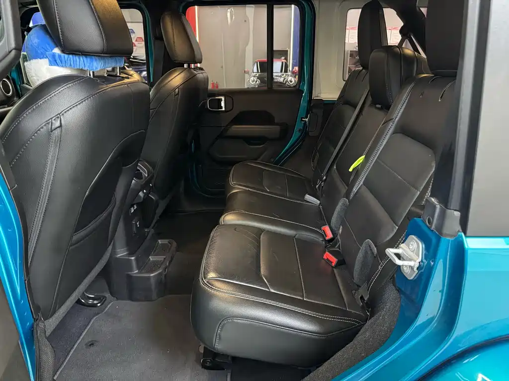 Jeep Wrangler — фото 20