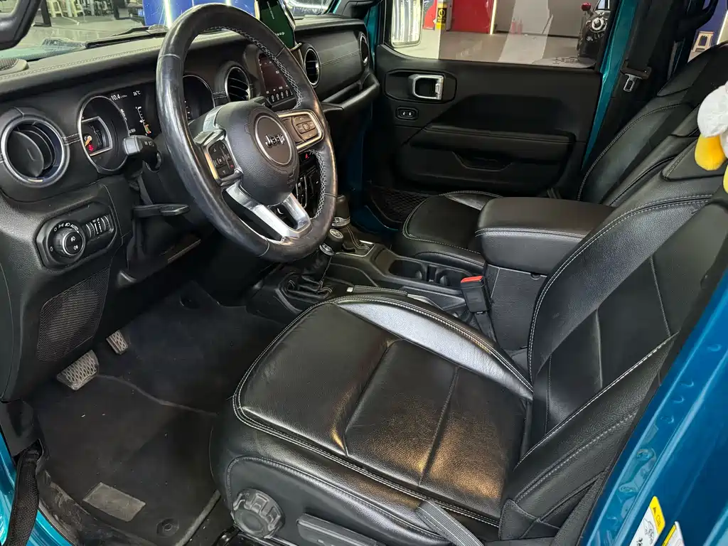 Jeep Wrangler — фото 10