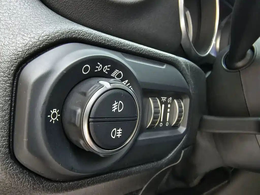Jeep Wrangler — фото 15