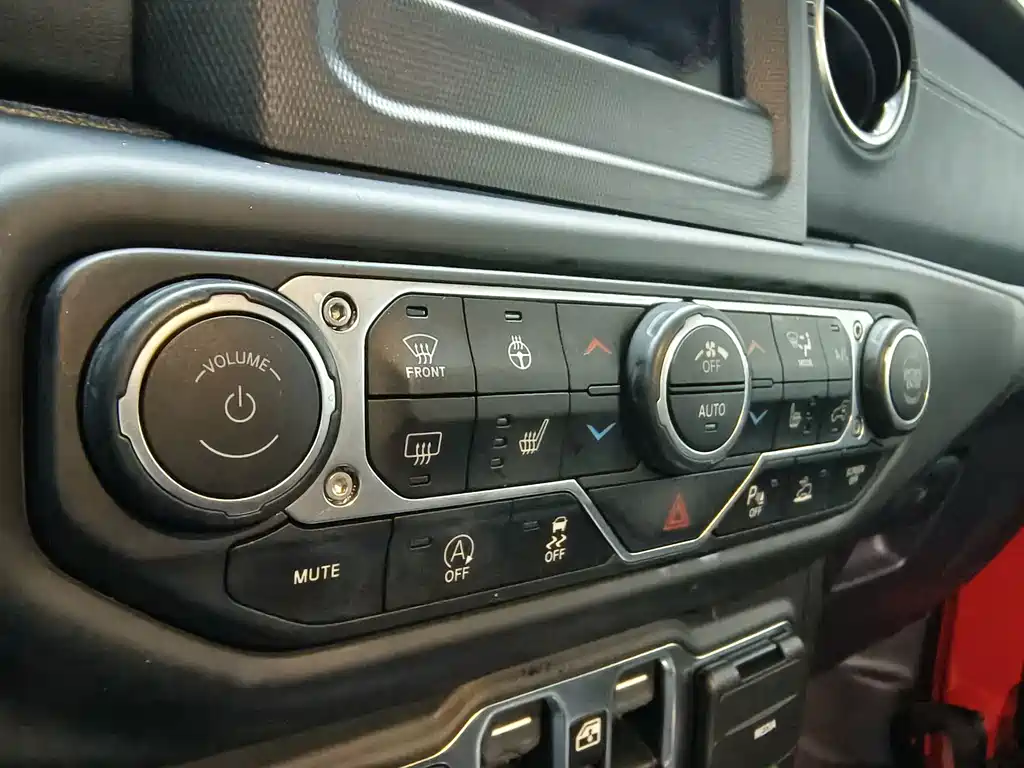 Jeep Wrangler — фото 17