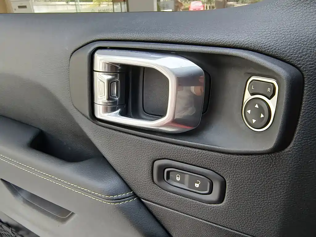 Jeep Wrangler — фото 18