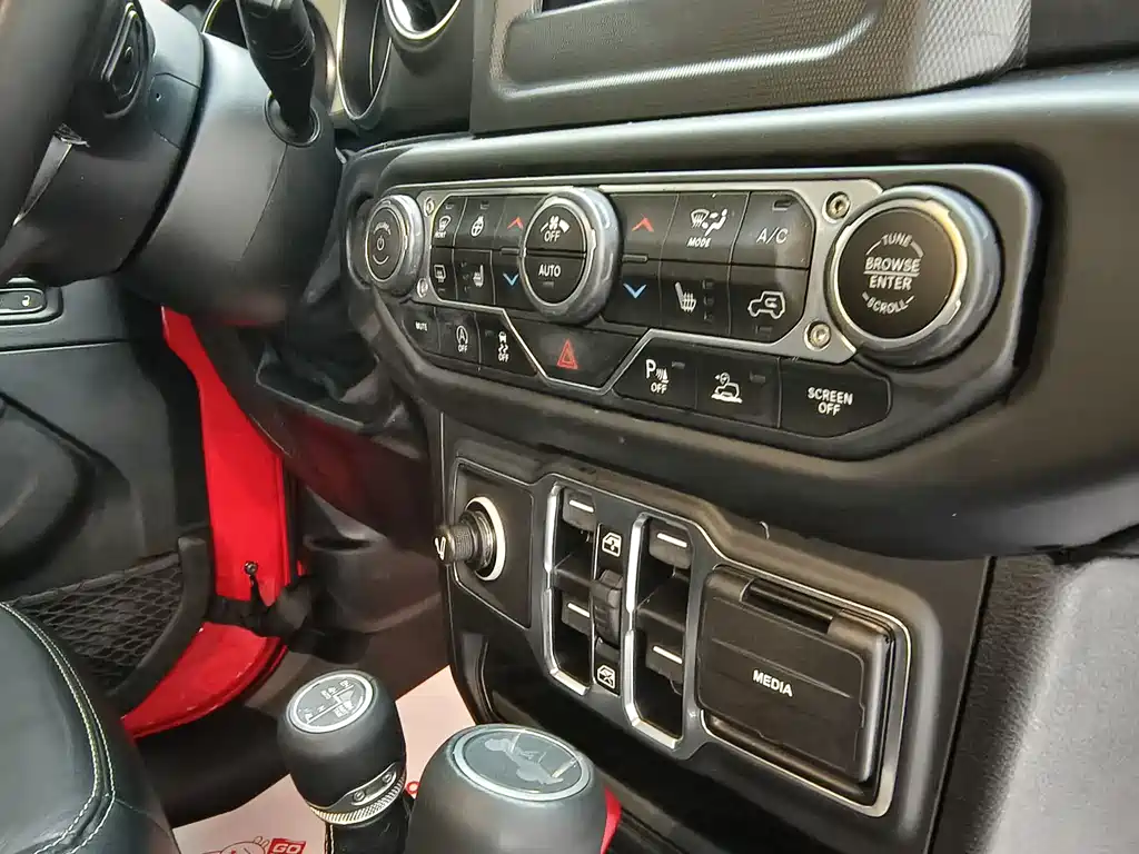 Jeep Wrangler — фото 23
