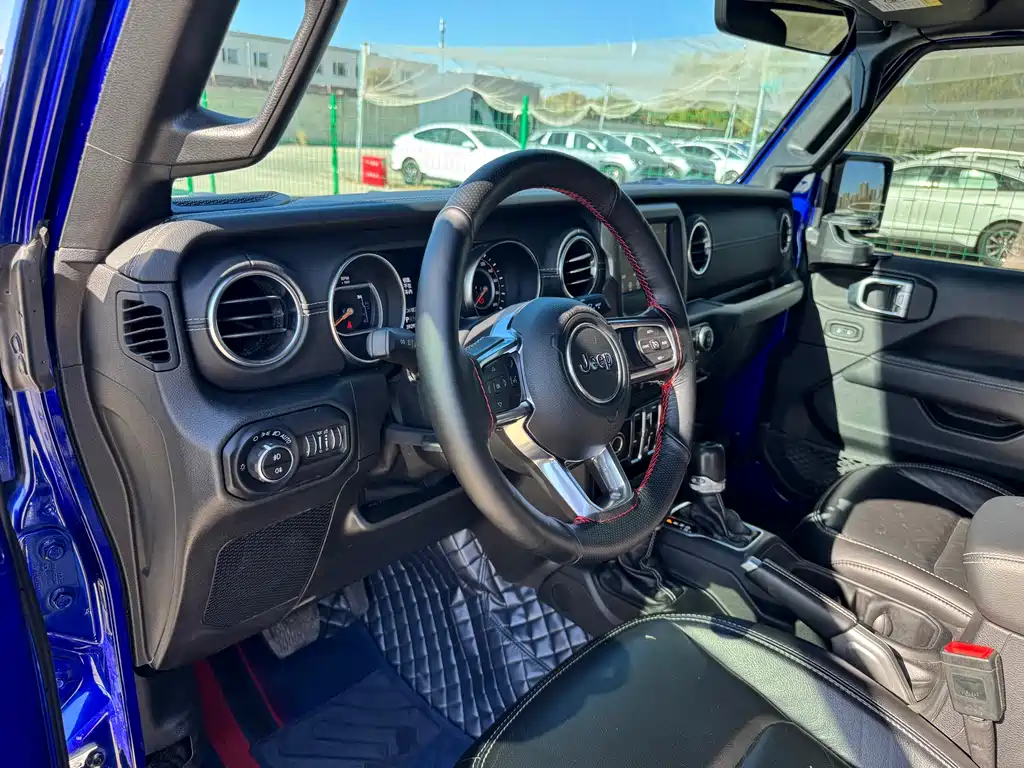 Jeep Wrangler — фото 11