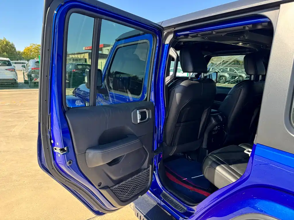 Jeep Wrangler — фото 13