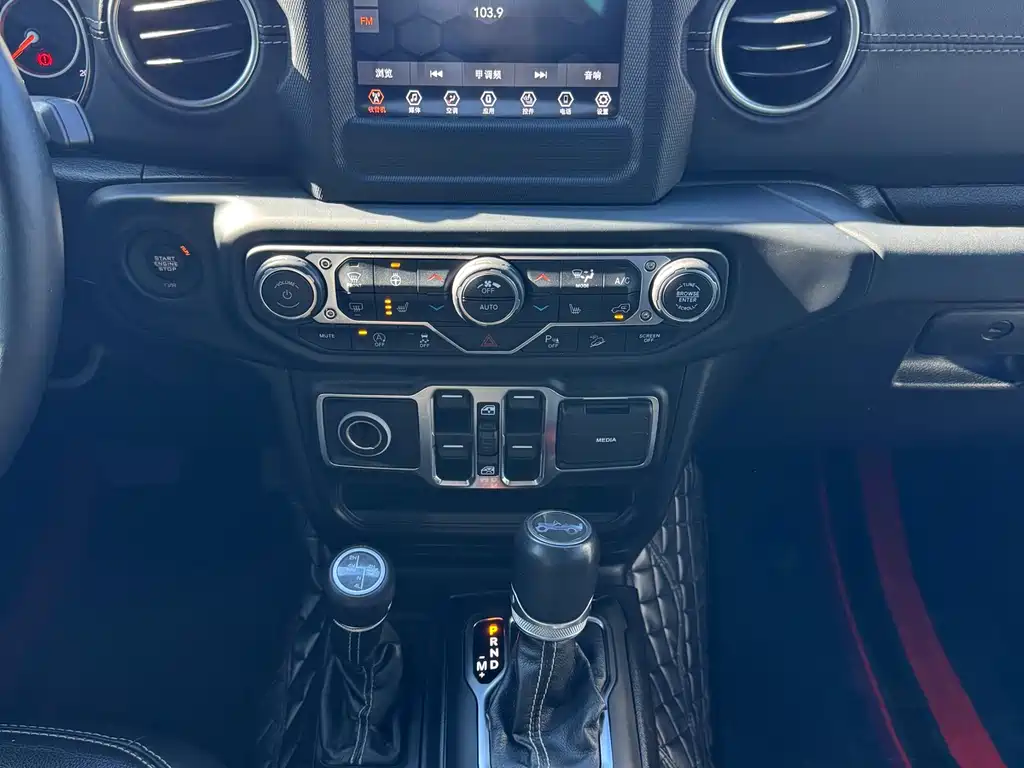 Jeep Wrangler — фото 20