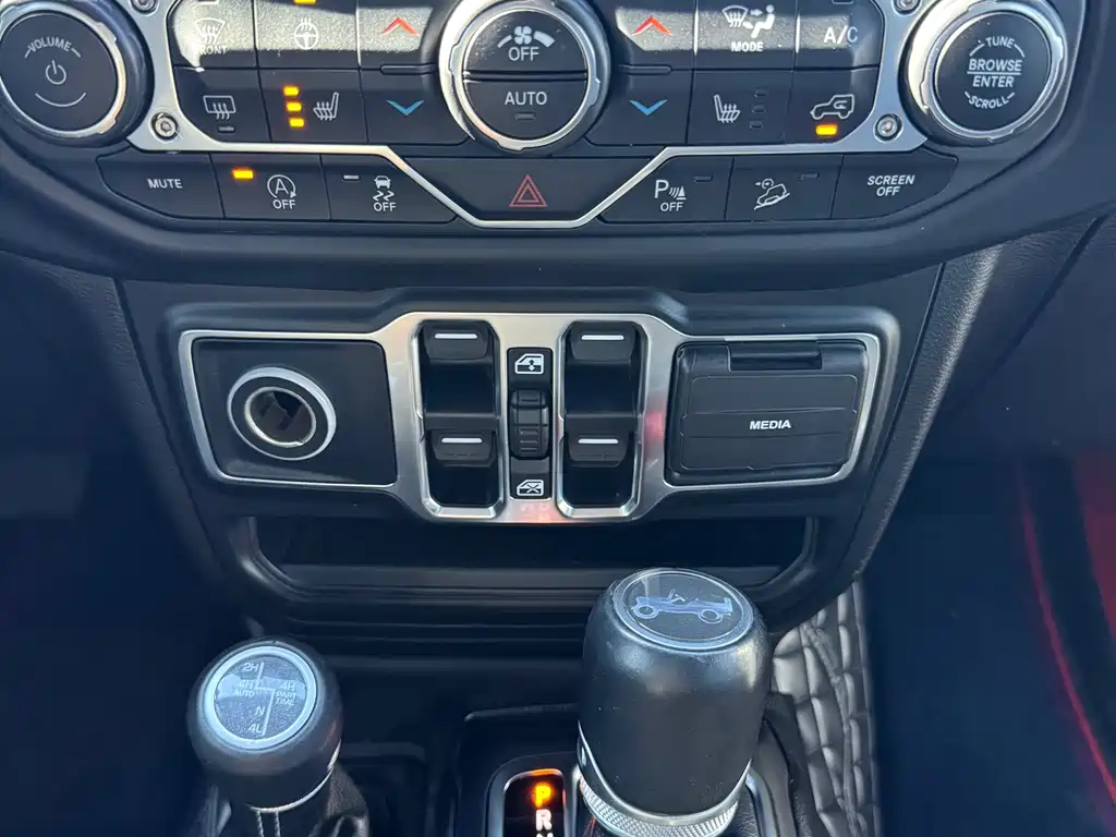 Jeep Wrangler — фото 21