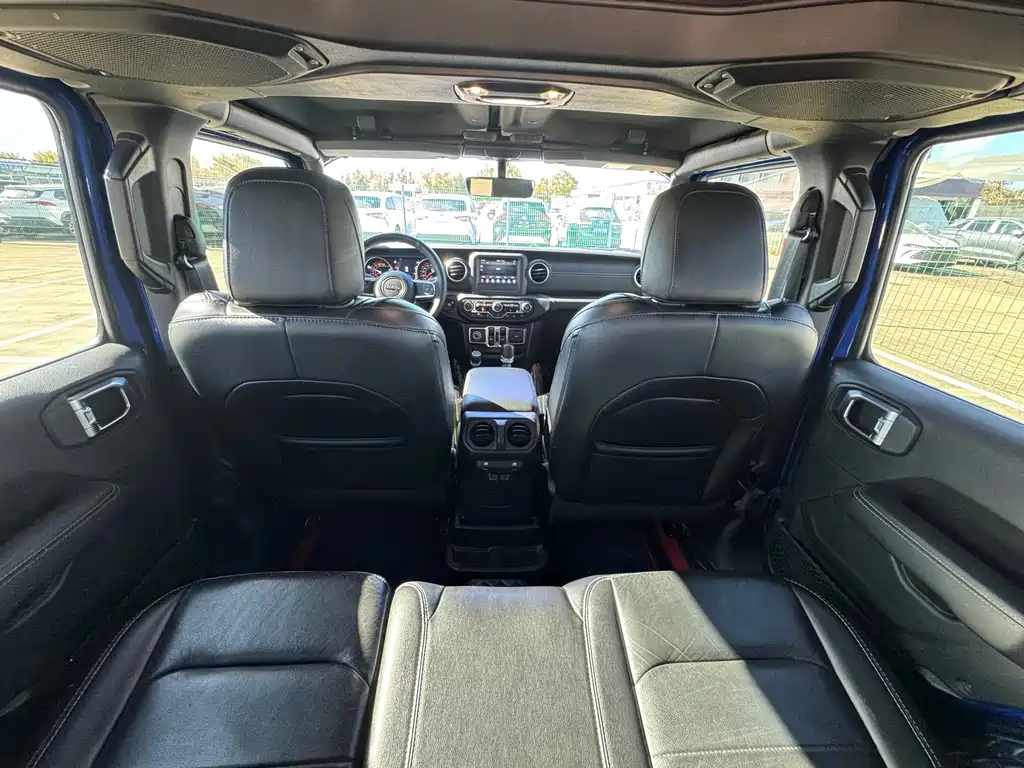 Jeep Wrangler — фото 25