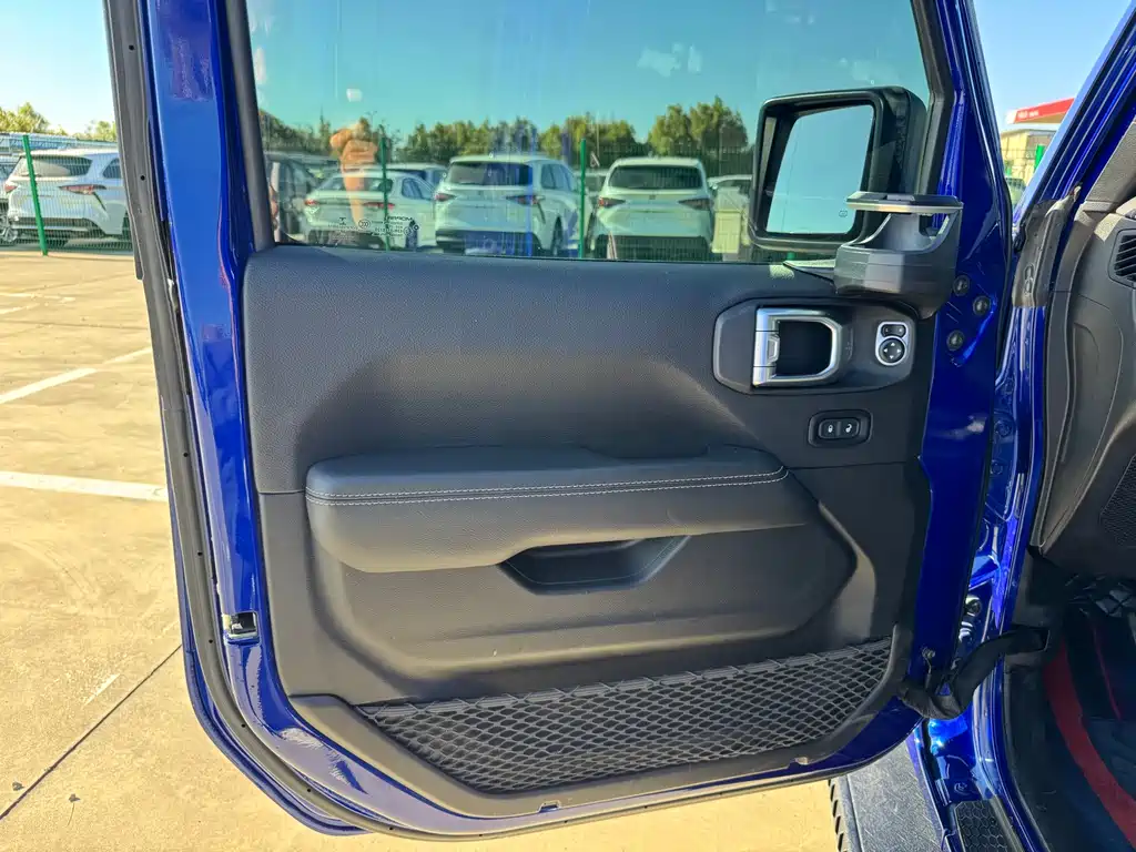 Jeep Wrangler — фото 10